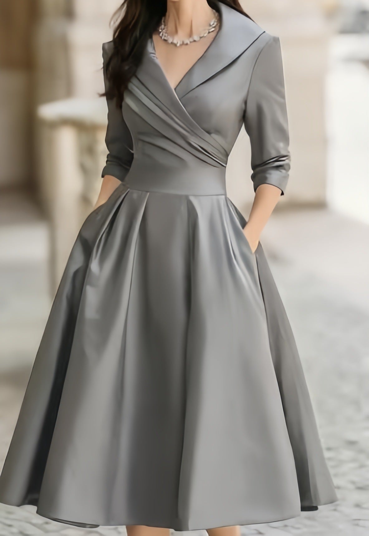 Vestido midi elegante en A con cuerpo cruzado y falda con vuelo