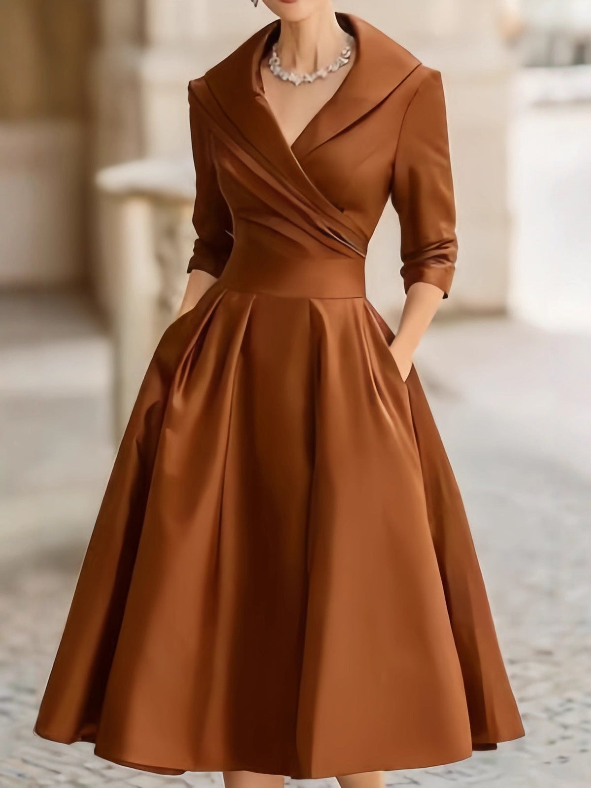 Vestido midi elegante en A con cuerpo cruzado y falda con vuelo