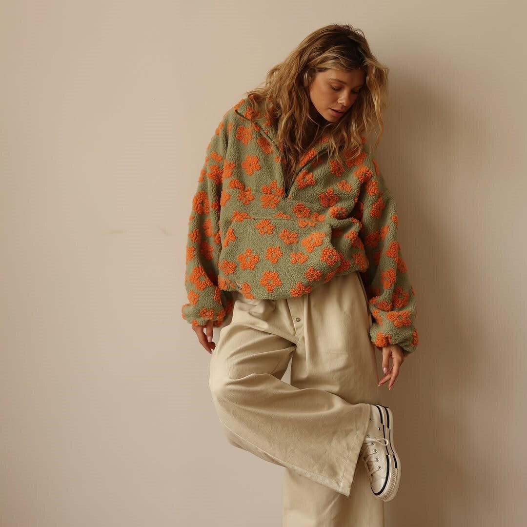 Chaqueta oversize de borreguillo floral con media cremallera