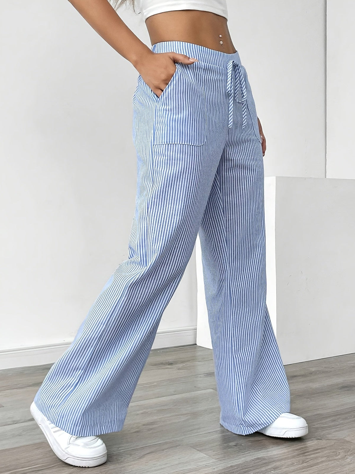 Pantalones anchos holgados a rayas con cordón y bolsillos de parche