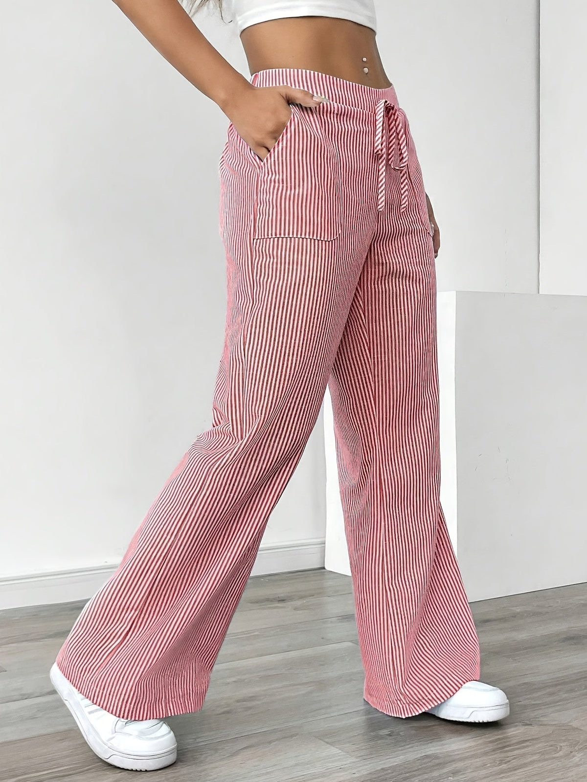 Pantalones anchos holgados a rayas con cordón y bolsillos de parche