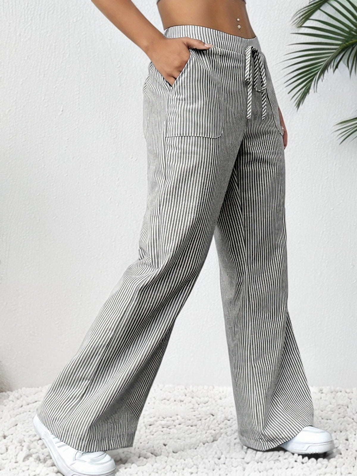 Pantalones anchos holgados a rayas con cordón y bolsillos de parche
