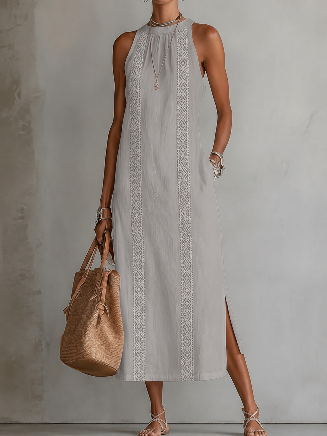 Vestido midi sin mangas con encaje, cuello halter y abertura lateral