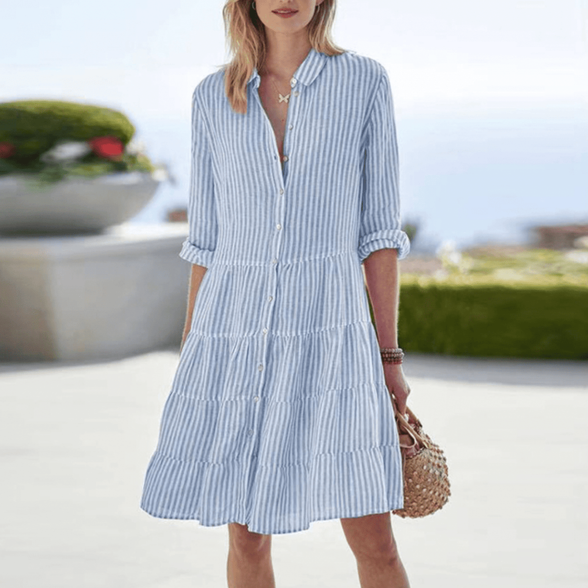 Vestido camisero a rayas con falda de volantes y manga tres cuartos