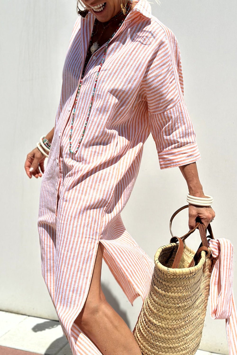 Vestido camisero oversize a rayas con aberturas laterales y manga larga