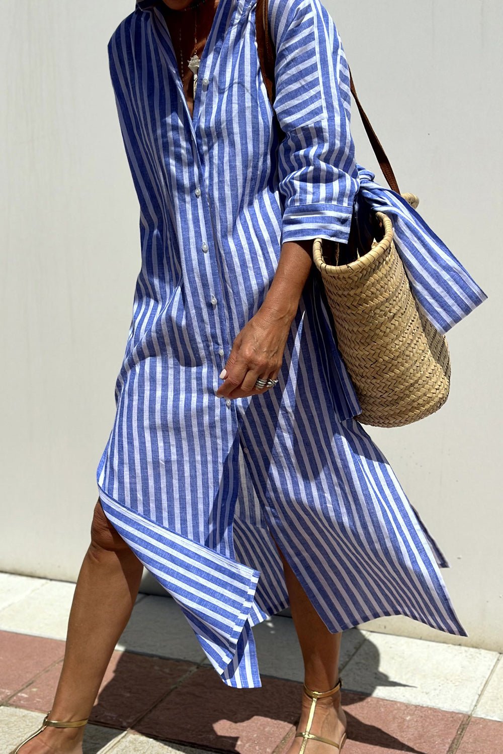 Vestido camisero oversize a rayas con aberturas laterales y manga larga
