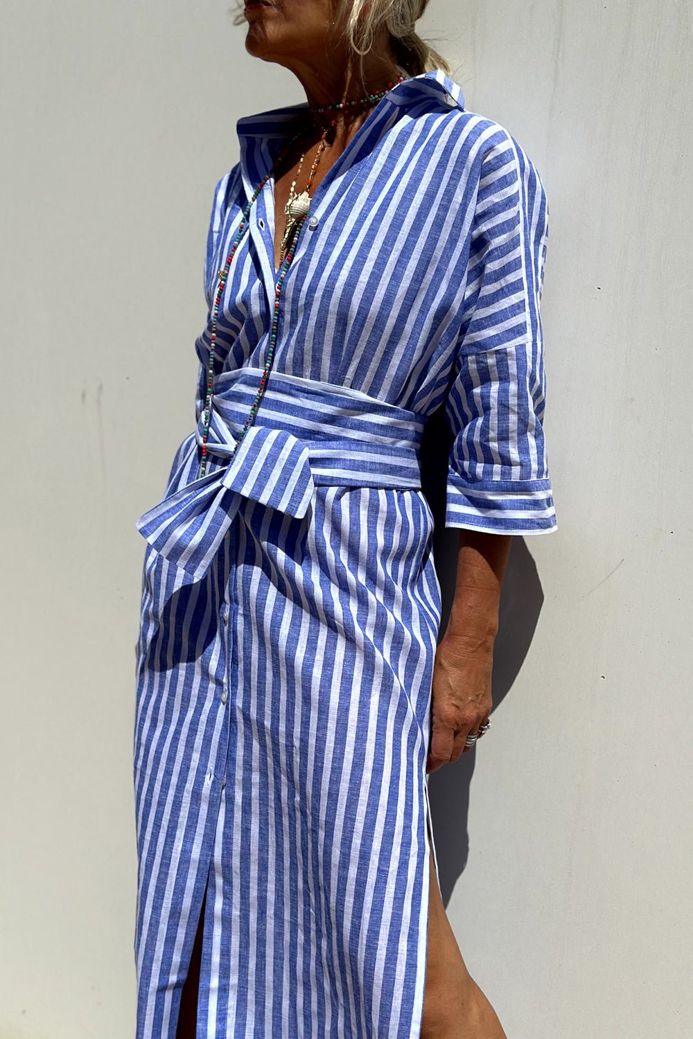 Vestido camisero oversize a rayas con aberturas laterales y manga larga
