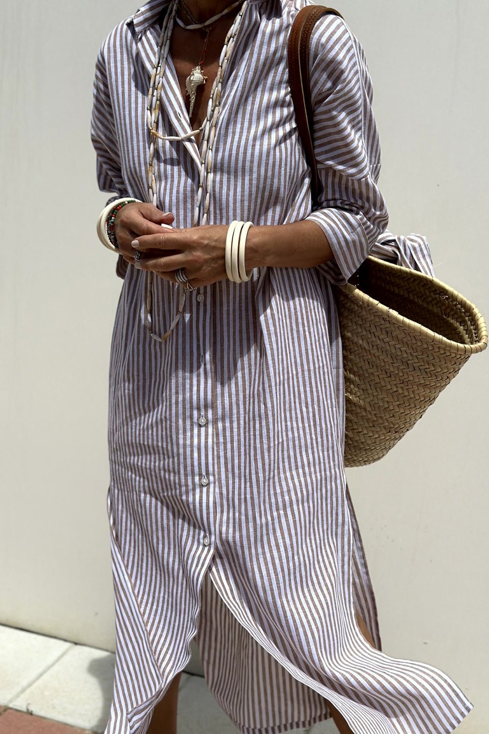 Vestido camisero oversize a rayas con aberturas laterales y manga larga