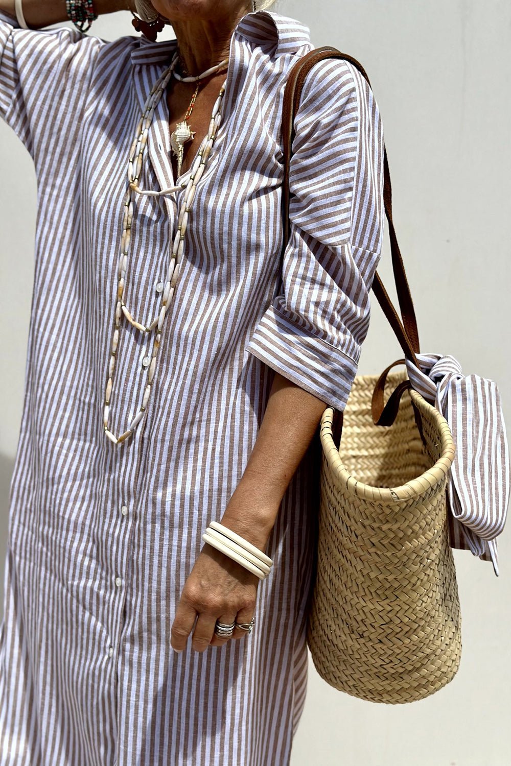 Vestido camisero oversize a rayas con aberturas laterales y manga larga