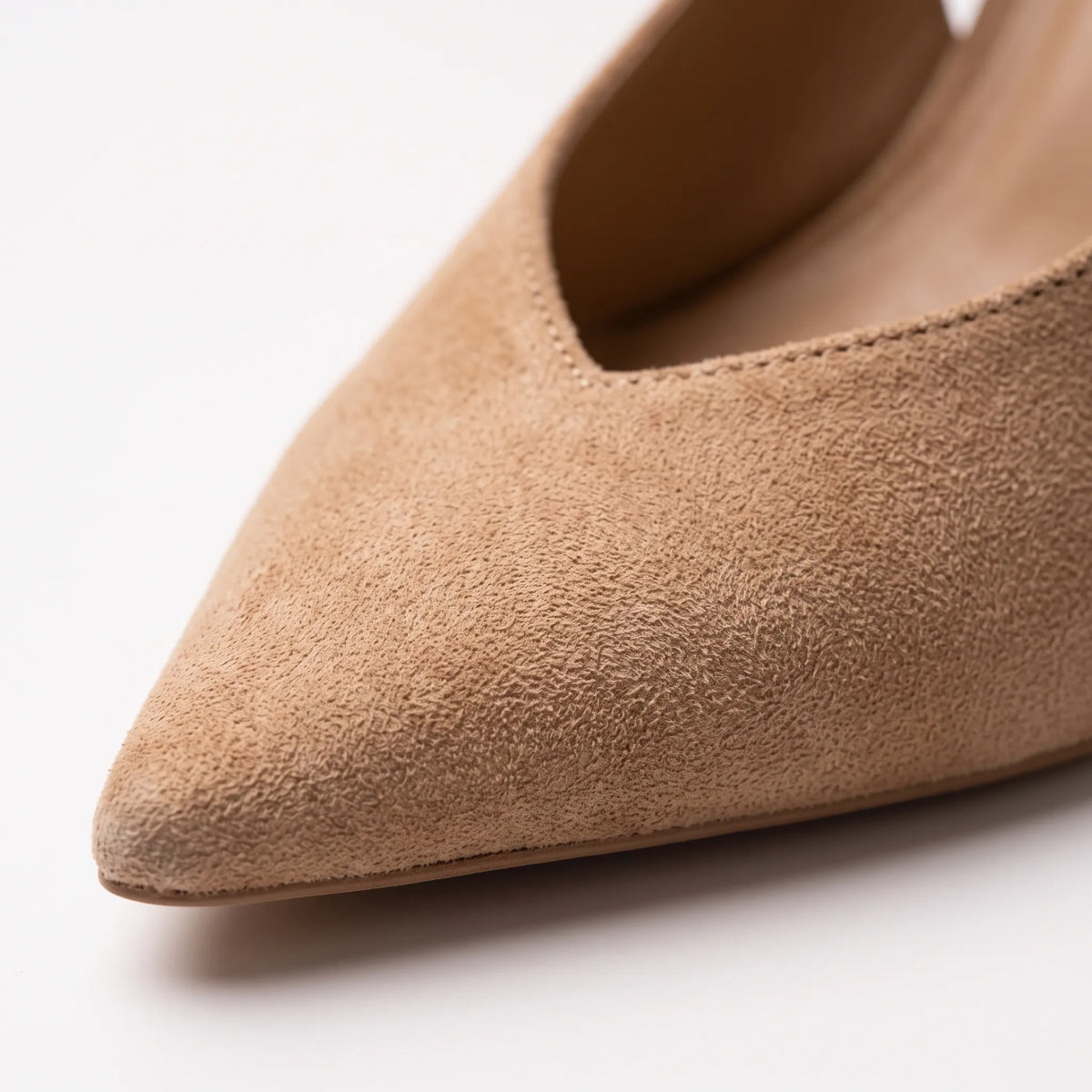 Zapatos de tacón destalonados de punta afilada