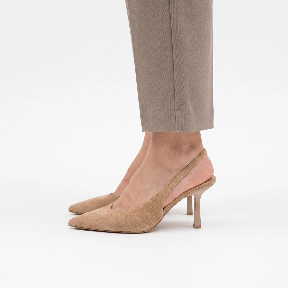 Zapatos de tacón destalonados de punta afilada