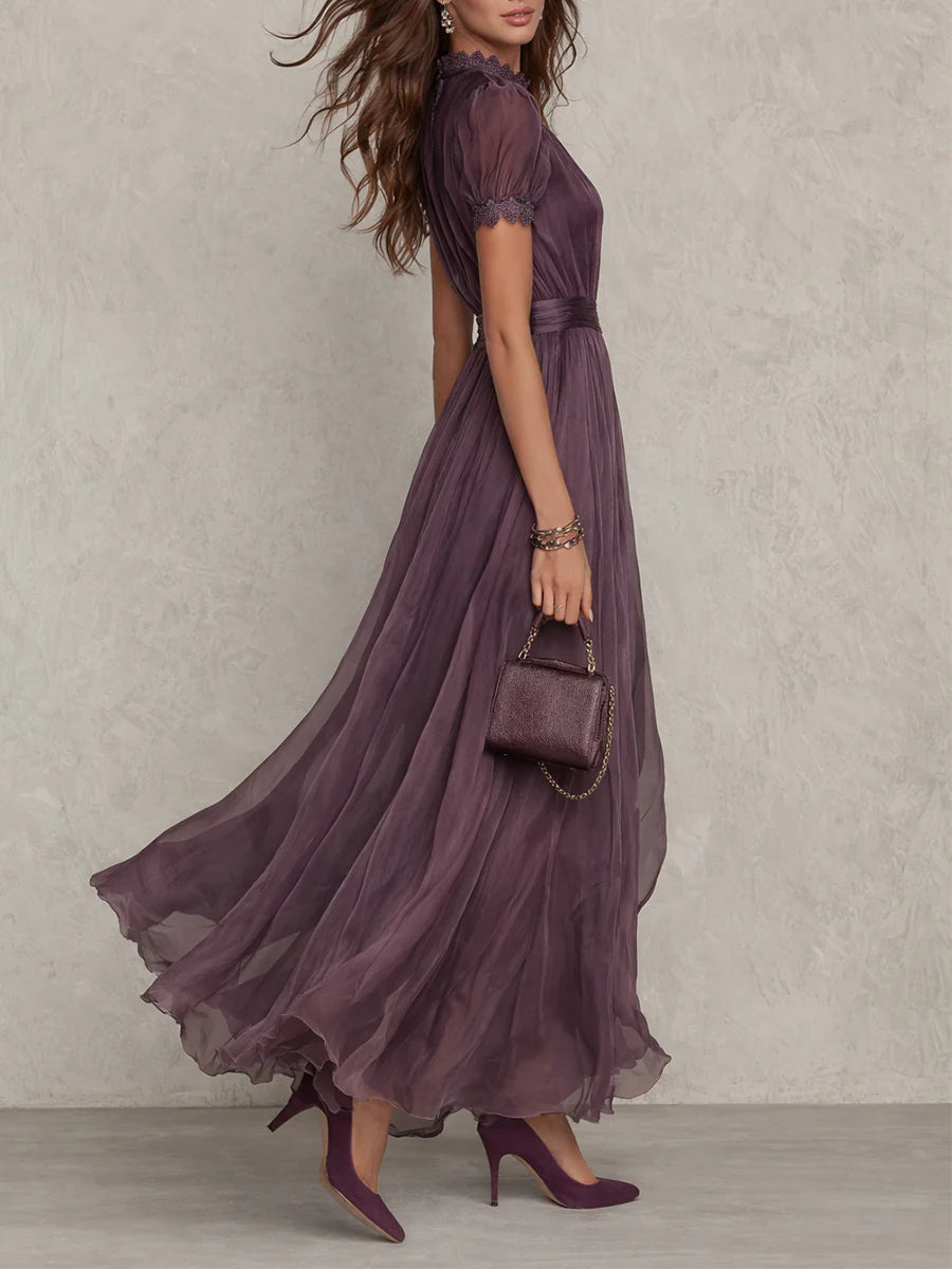 Vestido largo elegante de gasa malva con encaje y cinturón de satén