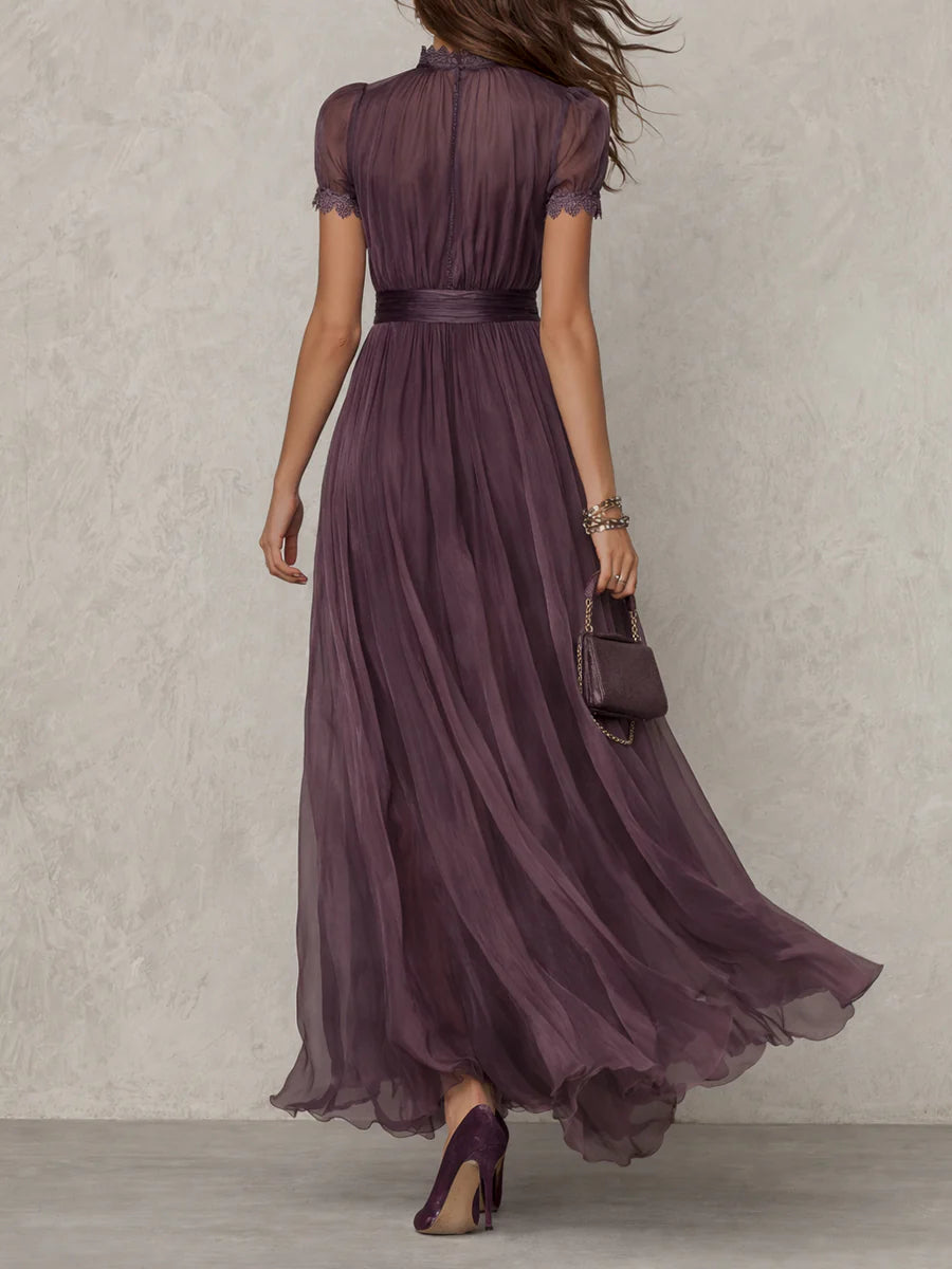 Vestido largo elegante de gasa malva con encaje y cinturón de satén