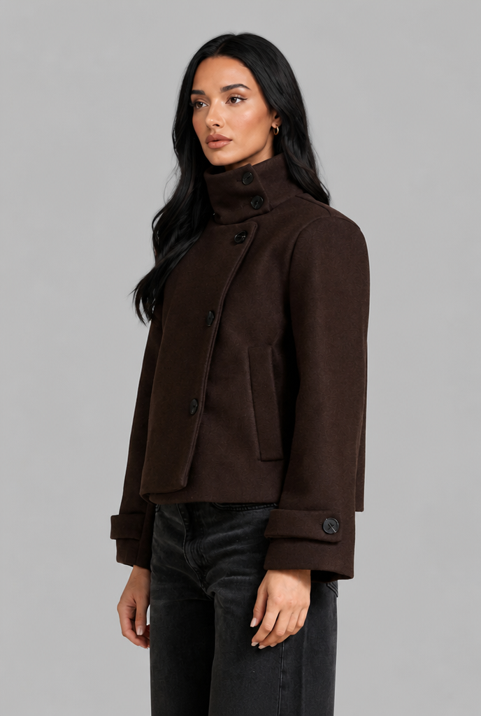 Chaqueta corta de lana con cuello alto y botonadura asimétrica