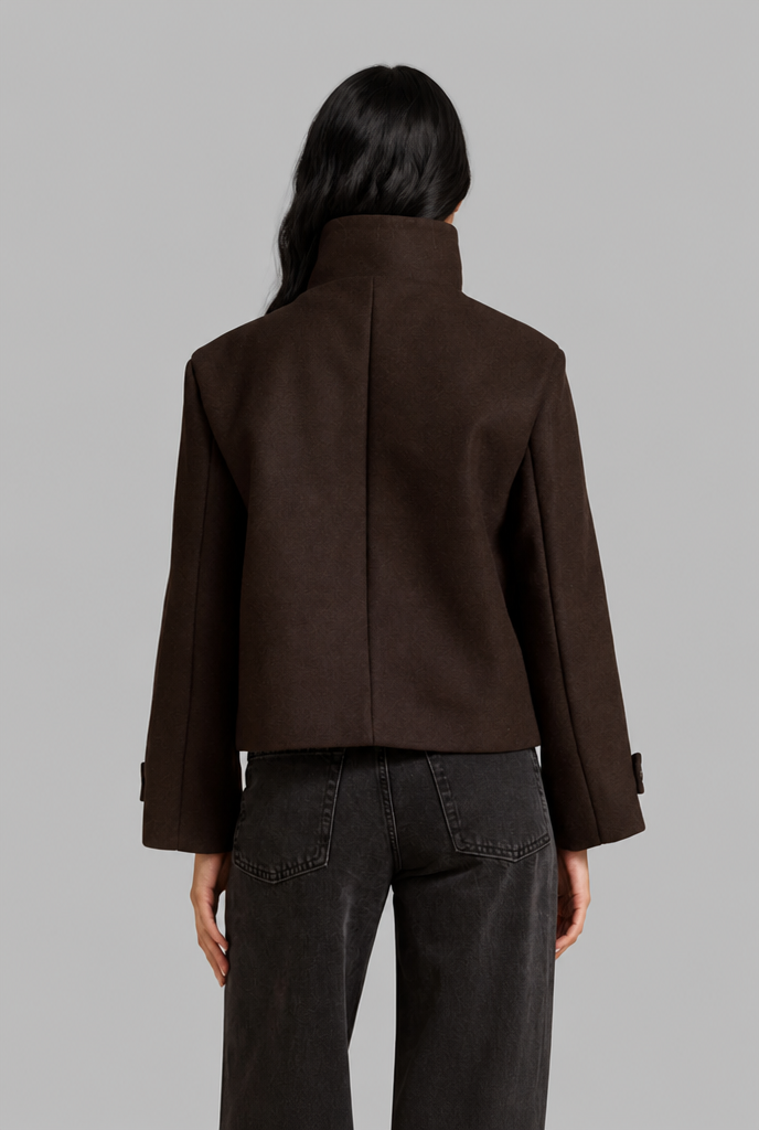 Chaqueta corta de lana con cuello alto y botonadura asimétrica