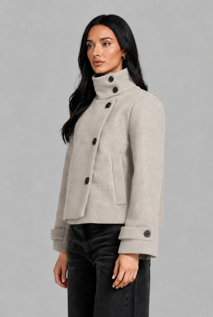 Chaqueta corta de lana con cuello alto y botonadura asimétrica