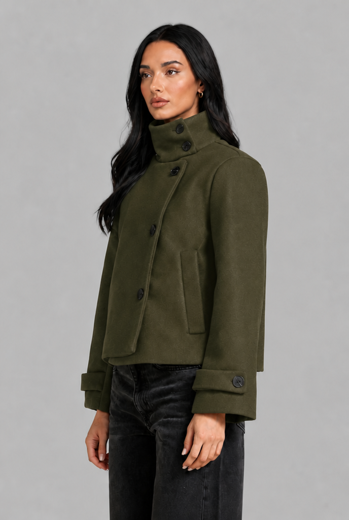 Chaqueta corta de lana con cuello alto y botonadura asimétrica