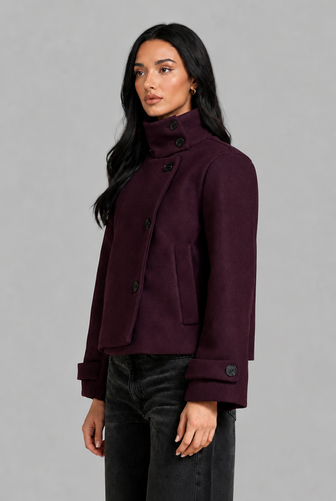 Chaqueta corta de lana con cuello alto y botonadura asimétrica