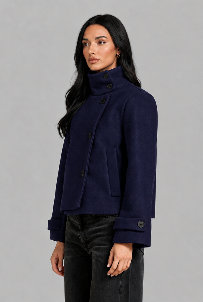 Chaqueta corta de lana con cuello alto y botonadura asimétrica