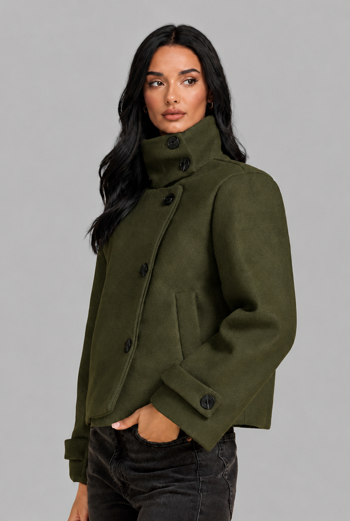 Chaqueta corta de lana con cuello alto y botonadura asimétrica