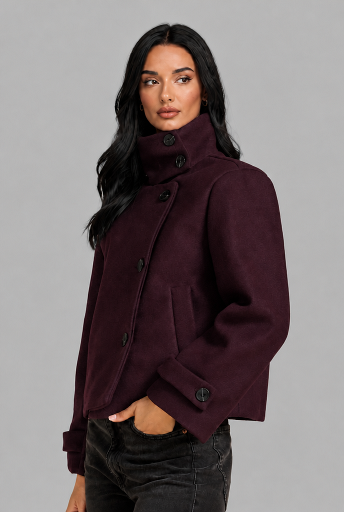 Chaqueta corta de lana con cuello alto y botonadura asimétrica