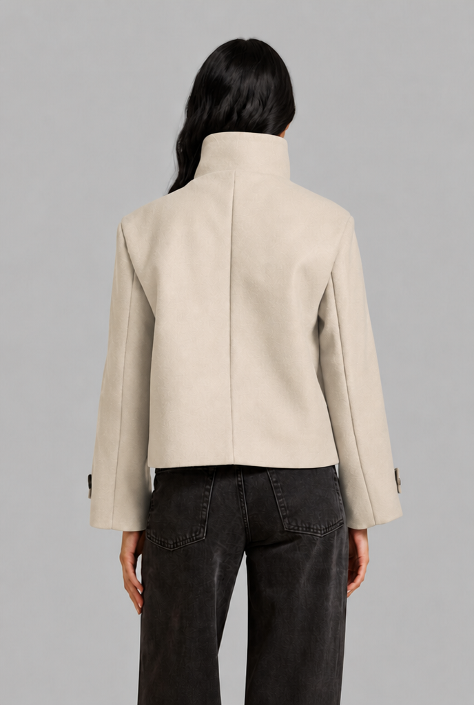 Chaqueta corta de lana con cuello alto y botonadura asimétrica