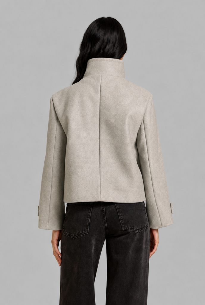 Chaqueta corta de lana con cuello alto y botonadura asimétrica