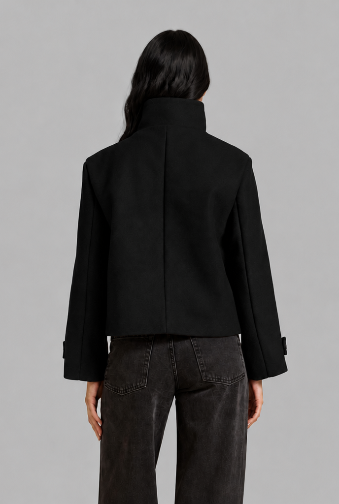 Chaqueta corta de lana con cuello alto y botonadura asimétrica