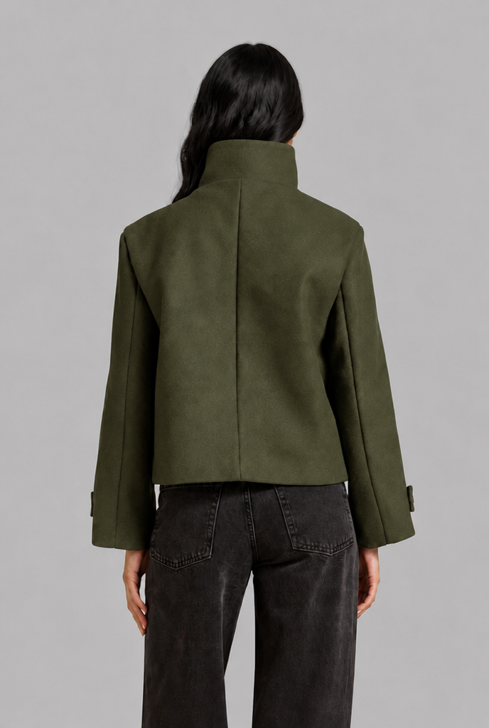 Chaqueta corta de lana con cuello alto y botonadura asimétrica