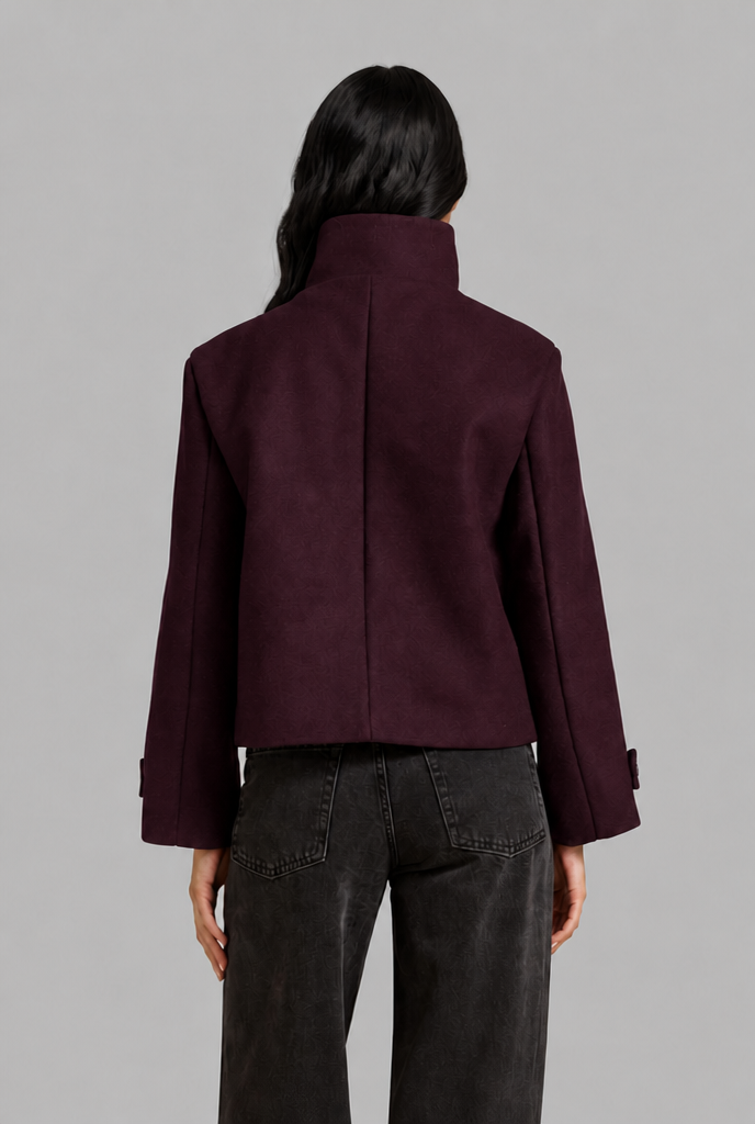 Chaqueta corta de lana con cuello alto y botonadura asimétrica