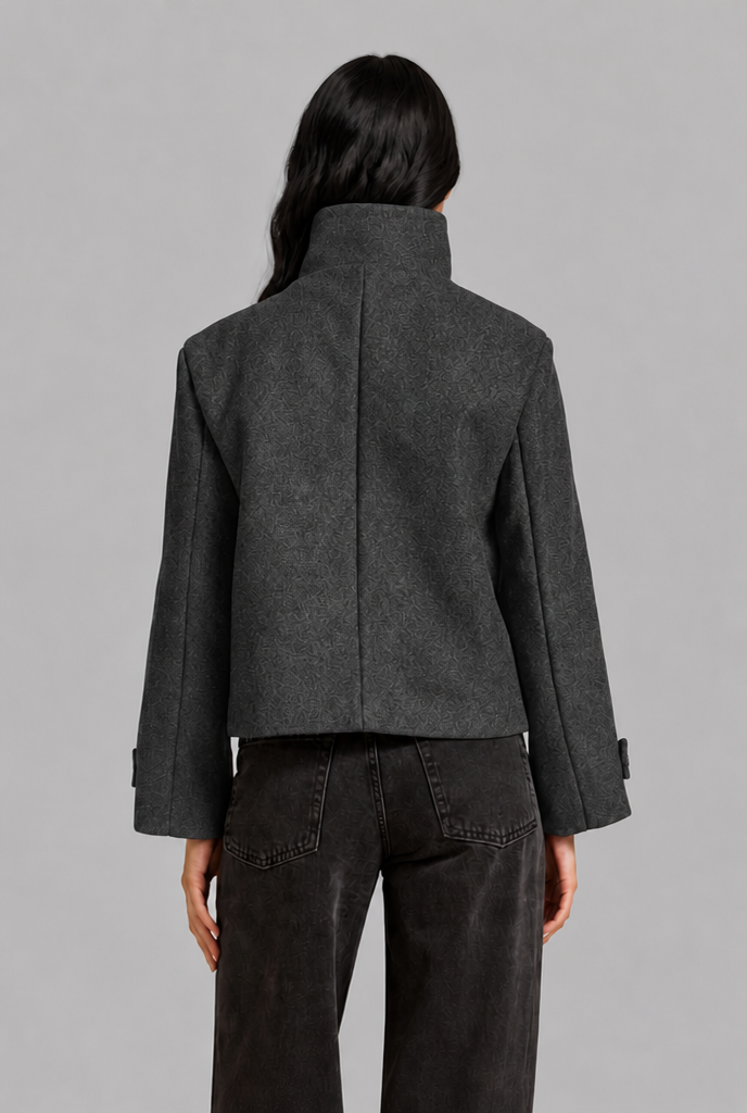 Chaqueta corta de lana con cuello alto y botonadura asimétrica