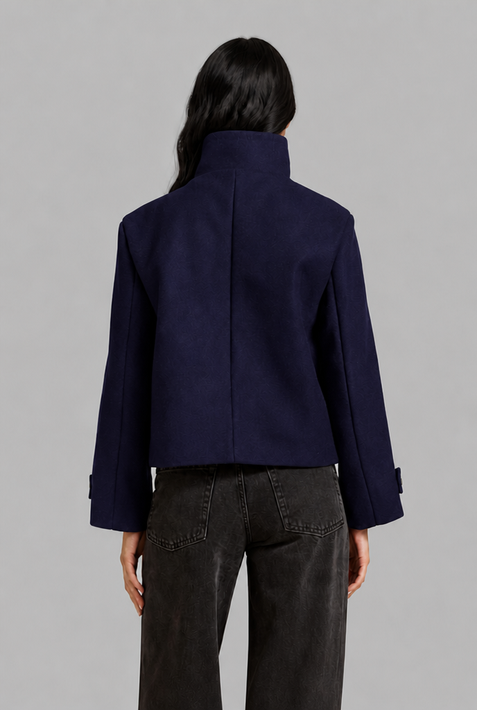 Chaqueta corta de lana con cuello alto y botonadura asimétrica