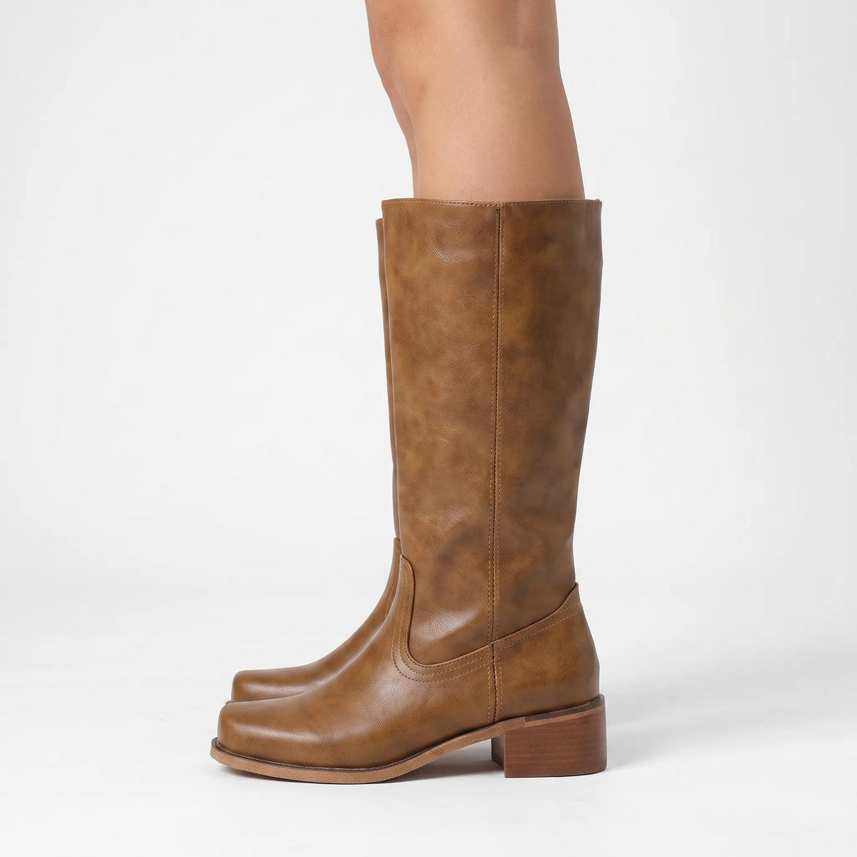 Botas altas hasta la rodilla color camel con tacón ancho